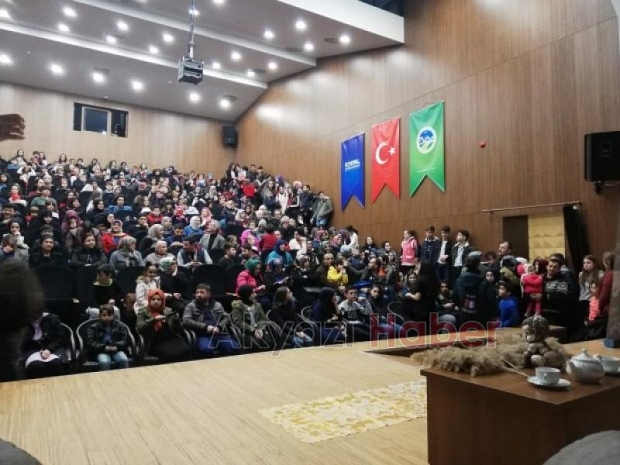 Tiyatro salonu hınca hınç doldu 