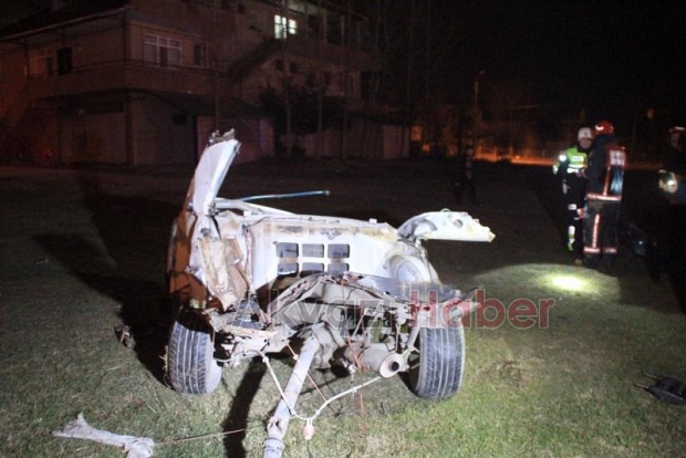 TRAFİK KAZASI OTOMOBİL 2 PARÇAYA AYRILDI