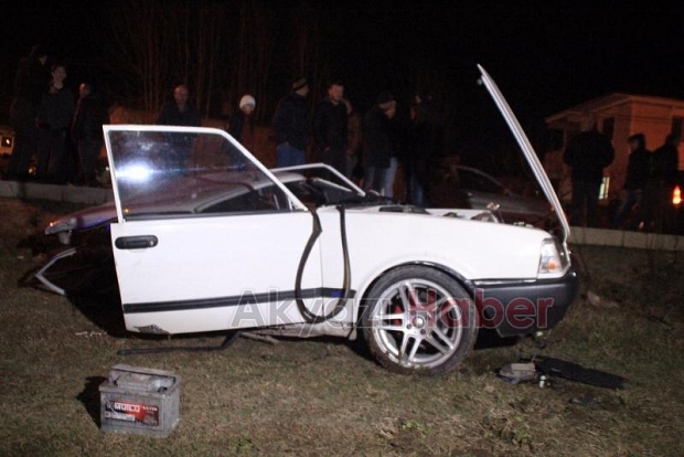 TRAFİK KAZASI OTOMOBİL 2 PARÇAYA AYRILDI