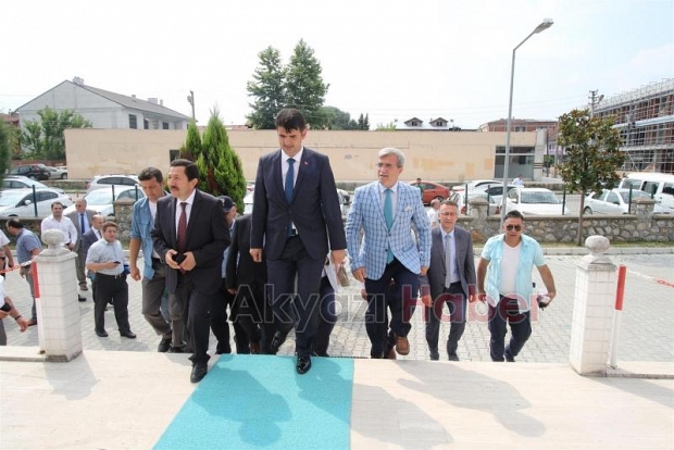 VALİ İRFAN BALKANLIOĞLU’NDAN AKYAZI’YA ZİYARET