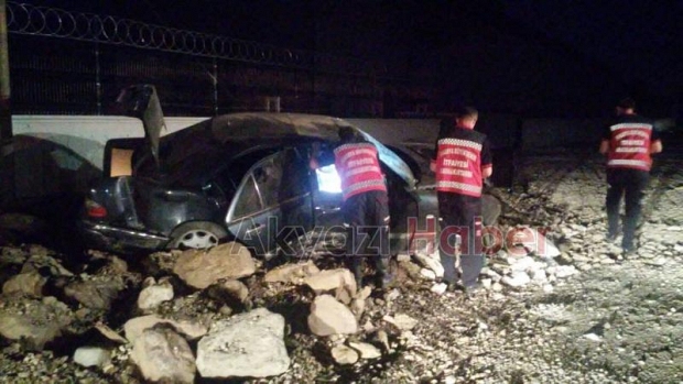 Viraja Hızlı Girince Direğe Çarptı