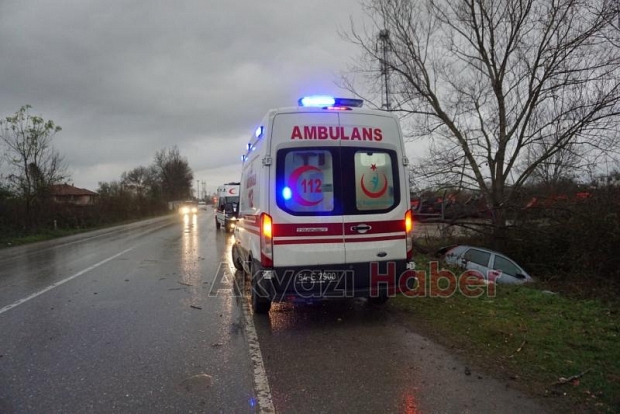 Yağışlı Havanın Etkisiyle Otomobil Şarampole Uçtu