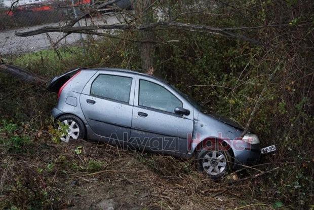 Yağışlı Havanın Etkisiyle Otomobil Şarampole Uçtu