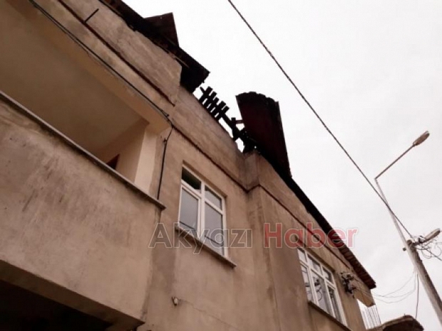 Yanan çatıdaki malzemeler Tehlike oluşturuyor