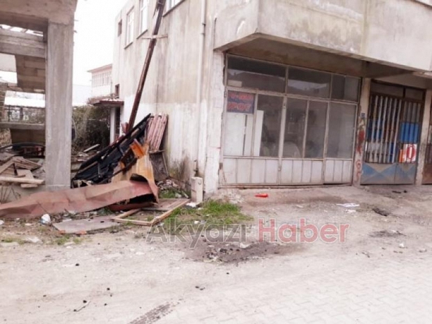 Yanan çatıdaki malzemeler Tehlike oluşturuyor