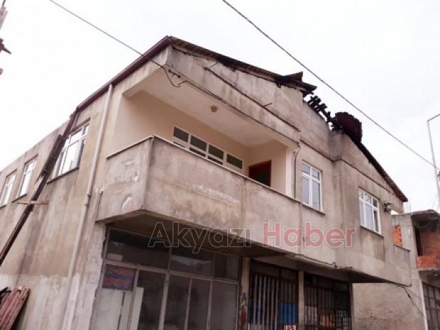 Yanan çatıdaki malzemeler Tehlike oluşturuyor