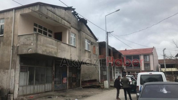 Yanan çatıdaki malzemeler Tehlike oluşturuyor