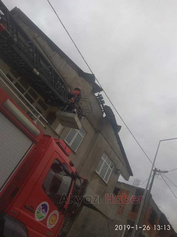 Yanan çatıdaki malzemeler Tehlike oluşturuyor