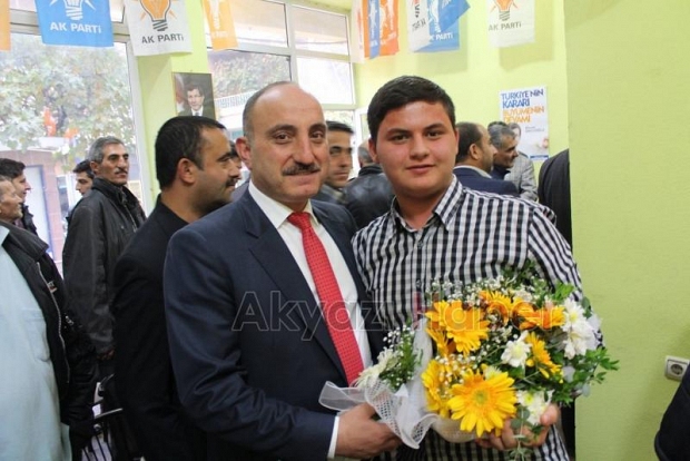 Yaşı 18 Neredeyse Tüm Siyasilerle Fotoğrafı var 