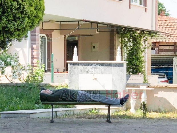 Yaşlı adam cami bahçesinde böyle görüntülendi