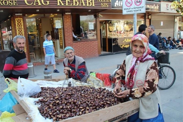 Yaşlı Çift Kestane Satarak Geçimini Sağlıyor