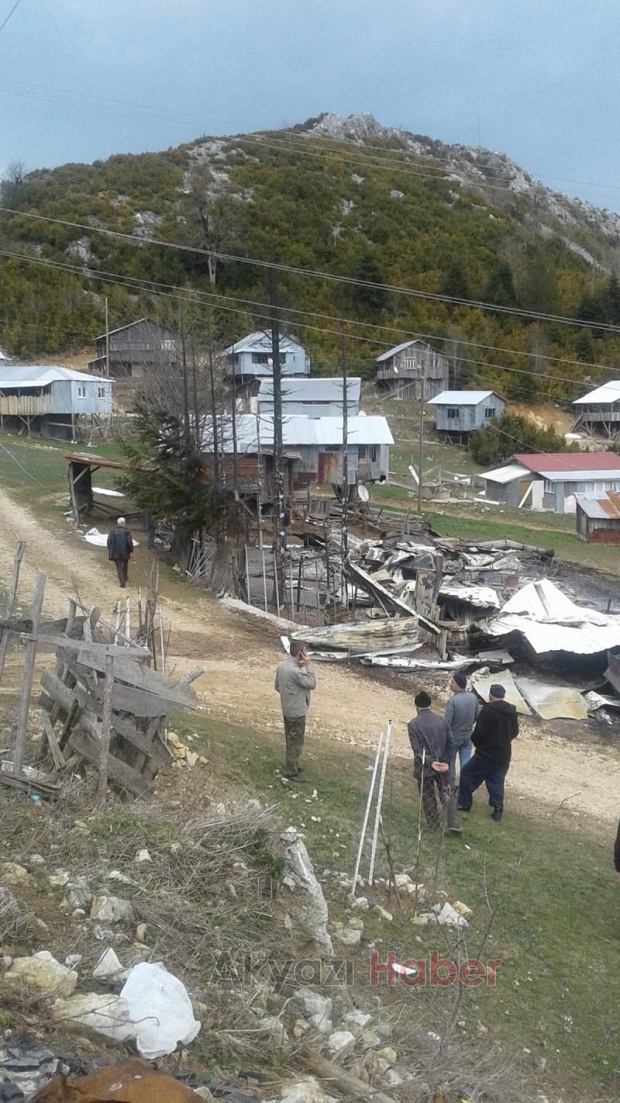 Yayla evleri küle döndü
