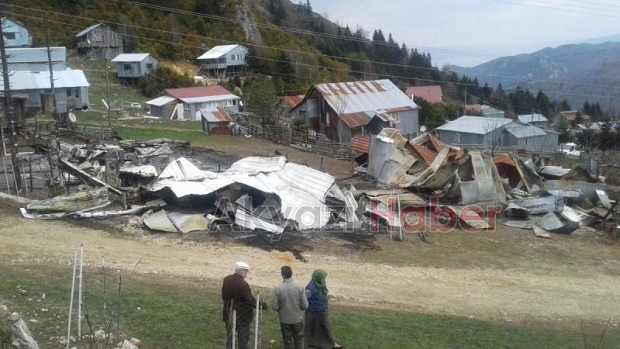 Yayla evleri küle döndü