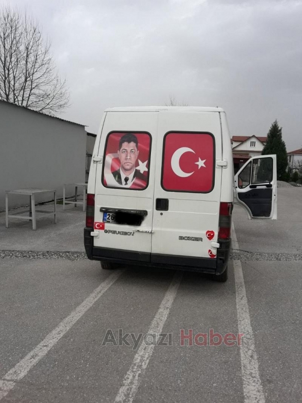 Hırsız şehidimizi ve bayrağımızı istismar etti