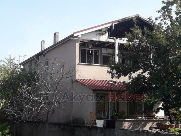Yıldırım düşen evin çatısı yandı