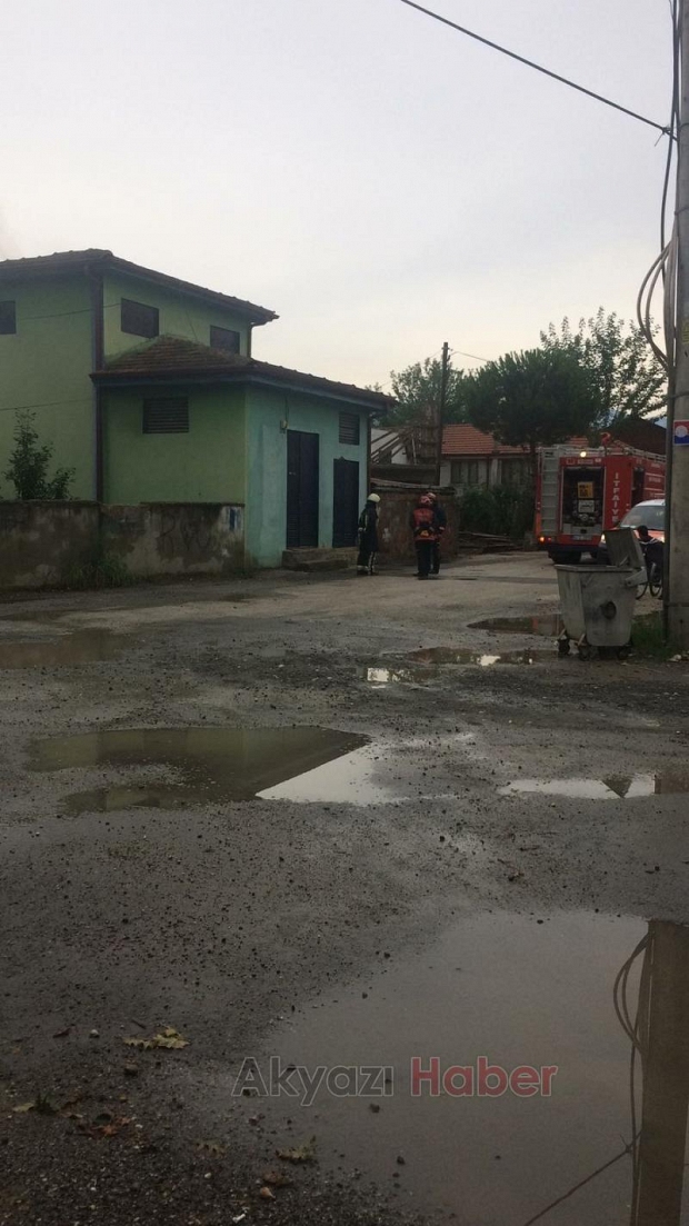 Yıldırım düşme anı böyle görüntülendi Trafo patladı