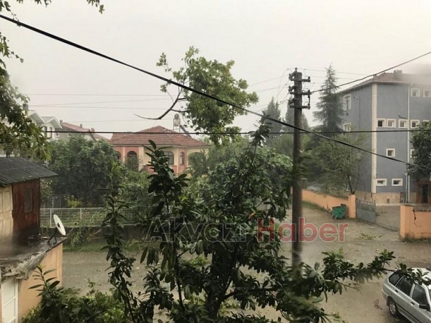 Fırtına ve yağış Akyazıyı vurdu Yıldırımlar korkuttu