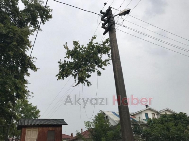Fırtına ve yağış Akyazıyı vurdu Yıldırımlar korkuttu