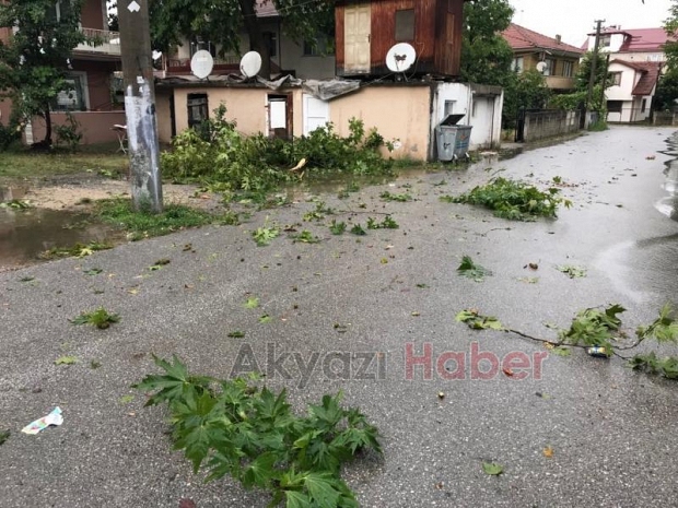 Fırtına ve yağış Akyazıyı vurdu Yıldırımlar korkuttu