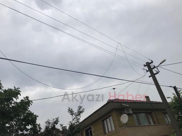 Fırtına ve yağış Akyazıyı vurdu Yıldırımlar korkuttu