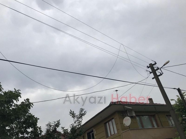 Fırtına ve yağış Akyazıyı vurdu Yıldırımlar korkuttu