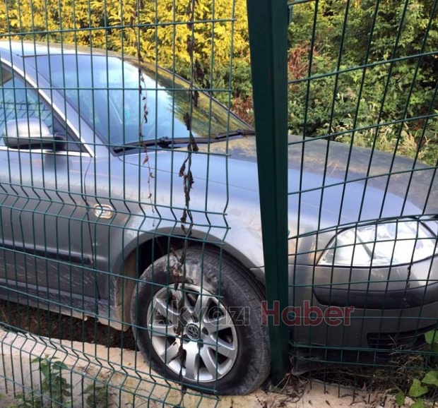 Yol kenarında park halinde ki araca çarptı