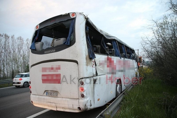 Yolcu otobüsü devrildi 30 yaralı 