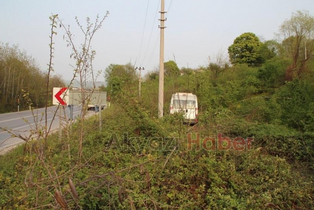 YOLDAN ÇIKAN MİNİBÜS DEREYE UÇTU